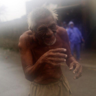 Un anciano camina por las calles de Aparri mientras azota el tifón Mangkhut en la provincia de Cagayan.