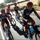 El ciclista británico del equipo Sky, Chris Froome (c), virtual ganador de la Vuelta Ciclista a España, brinda con cerveza junto a su equipo durante la última etapa de La Vuelta a España con salida en Arroyomolinos y meta final en Madrid.