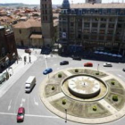 La fuente circular que vertebra la plaza será sustituida por una que interfiera menos en el tránsito