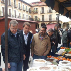 Antonio Silván visitó ayer el mercado de la Plaza Mayor con miembros de su lista.
