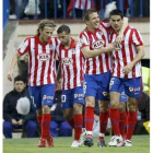 Juanito (d) es felicitado por sus compañeros tras conseguir el primer gol del Atlético de Madrid.