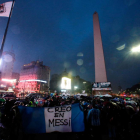Seguidores de Argentina marchan por el centro de Buenos Aires para pedir a Messi que no deje la selección albiceleste.