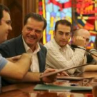 Amilivia estrecha la mano de Antonio Vega, tras firmar el convenio con el Consejo de Juventud