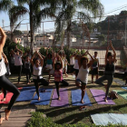 Con las favelas detrás, los practicantes realizan la postura del árbol. MARCELO SAYAO