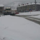 Imagen de ayer tarde en la rotonda de la N-630 en La Robla; la nieve persistió en la zona norte de L