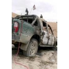 Los atacantes prendieron fuego a dos vehículos policiales