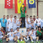 Con el oro al cuello, los jugadores del ULE Ademar levantan la copa de campeones.