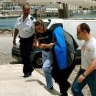 Francisca B. M. (cubierta) es conducida por la Policía a declarar a los juzgados de Melilla