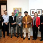 Algunos de los artistas que participan en la exposición, con el alcalde y la concejala de Cultura.