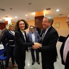 Gloria F. Merayo, saluda al portavoz del PP en el Senado, junto a Fernández, Aznar y González.