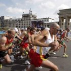 Chema Martínez (d) toma la salida en la prueba de maratón.