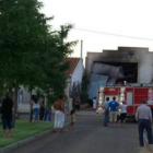Los vecinos observan la nave una vez que finalizó la extinción de las llamas.