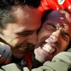 Igor Astarloa celebra con un miembro del equipo español el oro conseguido en Hamilton