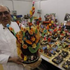 Jacinto Peñín con la colección de monas de pascua que ya ha puesto a la venta en sus confiterías.