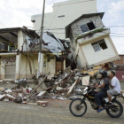 Edificios dañados por el terremoto que ha azotado a Ecuador en Los Pedernales.