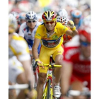 Alejandro Valverde hace un gesto de victoria durante la última etapa.