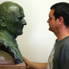 El artista Amancio, con el busto de Carnicer que se colocará en la plaza villafranquina de Prim.