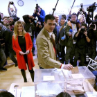 Pedro Sánchez deposita su voto en un colegio electoral de Pozuelo de Alarcón, en Madrid, junto a su mujer, Begoña Gómez.