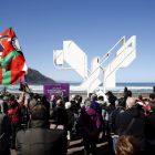 Podemos ha celebrado el Aberri Eguna con un acto simbólico ante la 'Paloma de la Paz' de San Sebastián.
