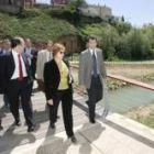 Helena Caballero encabezó la comitiva que inauguró ayer el paseo del Esla en Valencia de Don Juan
