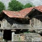 Conjunto de hórreos y casas tradicionales en los Picos de Europa leoneses