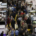 Los primeros visitantes de la feria inundaron el albero en busca de viandas de la tierra para degustar