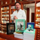 Antonio García Calvo en su farmacia y rodeado de sus libros.