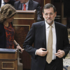 Rajoy y Sáenz de Santamaría, tras la votación, ayer, en el pleno del Congreso.