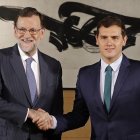 Mariano Rajoy y Albert Rivera al comienzo de la reunión en la que el presidente del Gobierno en funciones tratará de convencer al líder de Ciudadanos para que cambie la abstención comprometida de su partido por un sí a su investidura.