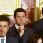 Javier Fernández, a la derecha, junto a miembros del Gobierno y presidentes autonómicos.