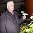 Enrique Alonso observa una seta ‘macrolepiota procera’.