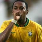 Robinho celebra uno de los tres goles logrados ante Chile