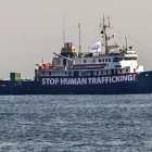 Imagen del C-Star, el pasado agosto, con una pancarta en la que condena el tráfico de inmigrantes