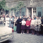 Imagen tomada en el colegio Hildegardisschwestern. Rocío de Luis es la niña de falda roja y chaqueta blanca al lado de la monja. Las alumnas presentes son indias y españolas.