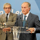 Braulio Medel, junto a Evaristo del Canto, presidente del Banco Ceiss, en foto de archivo.