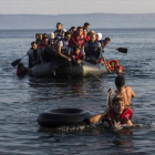Un grupo de refugiados sirios y afganos llegan a la isla griega de Lesbos, en julio pasado.