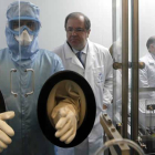 El presidente de la Junta, Juan Vicente Herrera, observa uno de los procesos de producción. Detrás, Tomás Villanueva y Juan José Mateos.