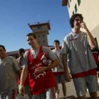 Los jugadores de Baloncesto León paseando por el patio de la cárcel