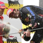 Mark Webber, a la derecha, celebra su triunfo en Hungaroring con Fernando Alonso.