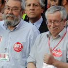 El líder de CCOO, Ignacio Fernández Toxo, y su homólogo de UGT, Cándido Méndez, durante la manifestación con motivo de la huelga general.