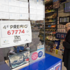 Anuncio del reparto de un cuarto premio en la administración de loterías de Guzmán el Buerno.