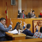 Cabañas, flanqueada por los nuevos tenientes de alcalde, incluyó la bandera del Orgullo Gay. JESÚS F. SALVADORES