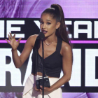 Ariana Grande, al recoger el premio a la mejor artista del año.