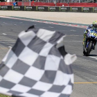 Valentino Rossi cruza primero la línea de meta de Montmeló, por delante de Marc Márquez.