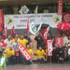 Los empleados de la oficina de Correos en León, ayer durante la protesta.