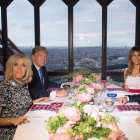 Alain Ducasse, con los matriumonios Macron y Trump, en el restaurante de la Torre Eiffel Jules Verne, en el 2017.