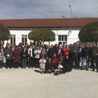 Un grupo de vecinos se concentró hace días delante de las escuelas de San Pedro de las Dueñas. DL