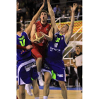Al inicio y al final del partido el Baloncesto León fue todo un torbellino de juego.