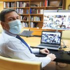 El consejero Carriedo, durante una reunión online en su despacho. R. GARCÍA