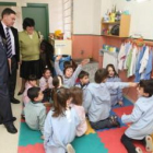 Emilio Gutiérrez, Marcos Martínez y Mercedes Fernández, junto a un grupo de alumnos del colegio de V